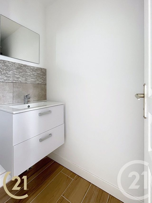 Appartement à louer - 2 pièces - 24,75 m2 - Lillebonne - 76 - HAUTE-NORMANDIE