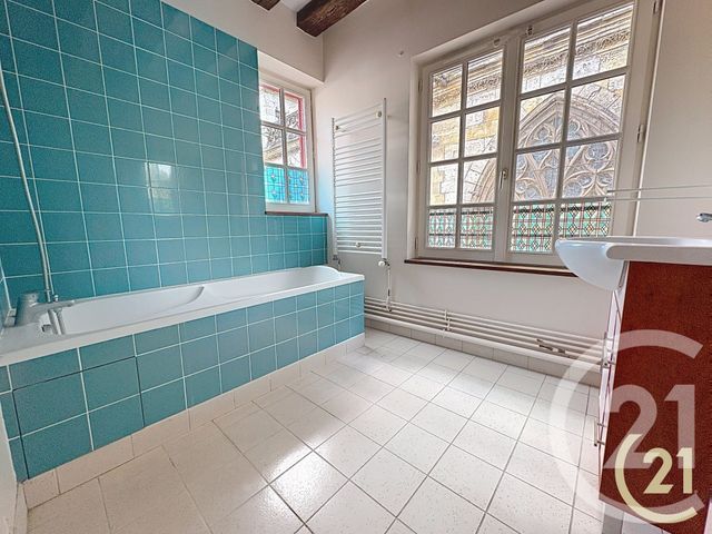 Afficher la photo en grand Appartement F5 à louer - 4 pièces - 108 m2 - Caudebec En Caux - 76 - HAUTE-NORMANDIE