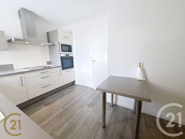 Afficher la photo en grand Appartement à louer - 3 pièces - 84,62 m2 - Lillebonne - 76 - HAUTE-NORMANDIE