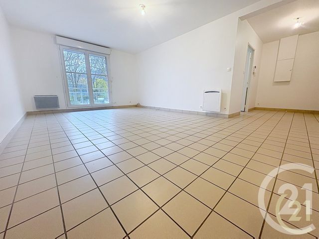 Appartement &agrave; louer - 3 pi&egrave;ces - 74,85 m2 - Lillebonne - 76 - HAUTE-NORMANDIE