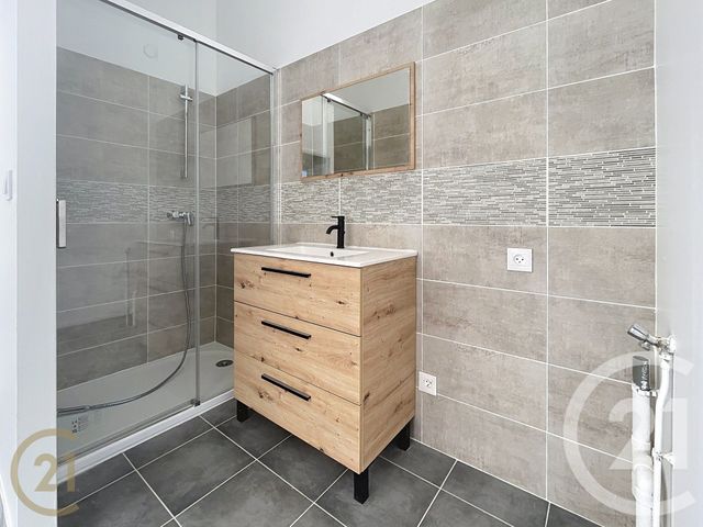 Appartement &agrave; louer - 2 pi&egrave;ces - 25,35 m2 - Lillebonne - 76 - HAUTE-NORMANDIE